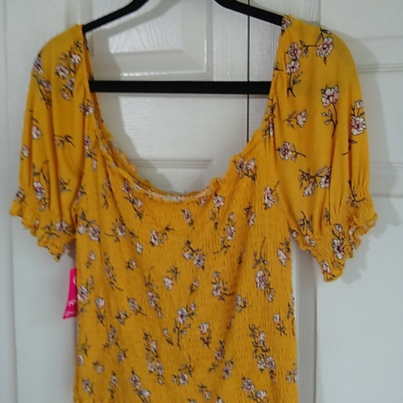 Heart's Hips smocked top size medium - Picture 3 of 9